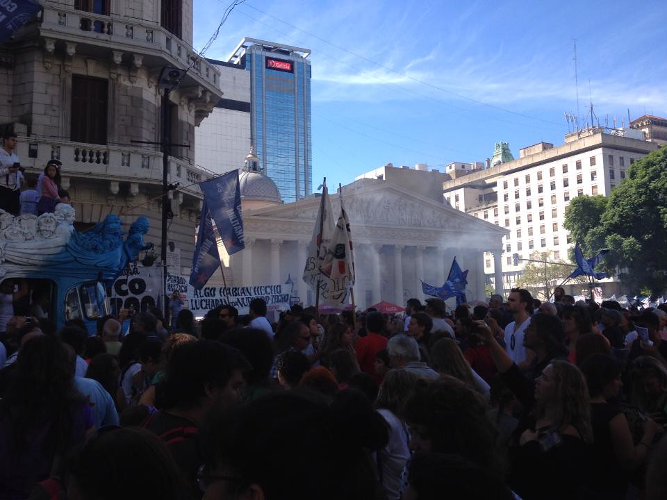 Protesto de Aposentados na Argentina é Reprimido pela Polícia em Resposta ao Veto de Javier Milei à Reforma da Aposentadoria